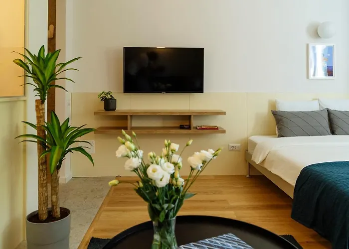 Lemon Elegant Old Town